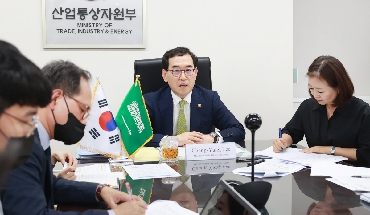▲이창양 산업통상자원부 장관이 지난 6월 23일 서울 종로구 정부서울청사 집무실에서 압둘아지즈 빈 살만(Abdulaziz bin Salman) 사우디아라비아 에너지부 장관과 화상 면담을 하고 있다. (사진=산업통상자원부 제공)