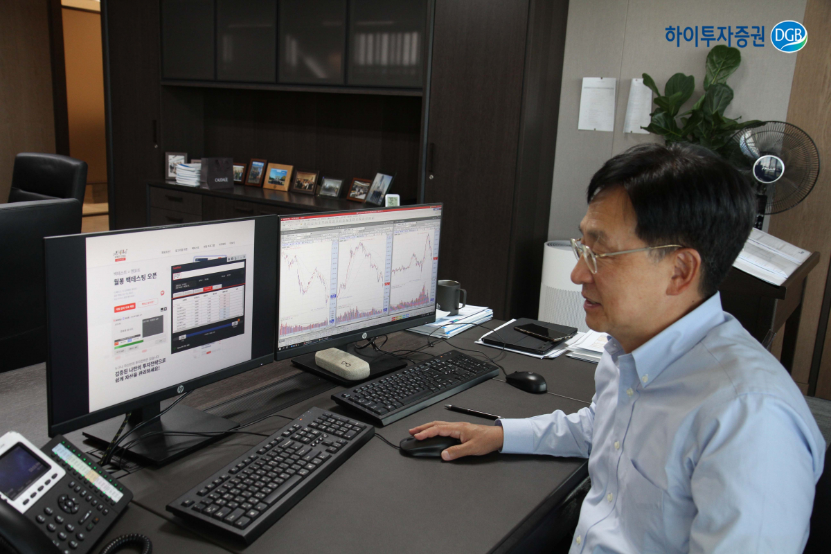 ▲홍원식 하이투자증권 사장이 젠포트 서비스에 1호로 등록하고 있다. (사진제공=하이투자증권)