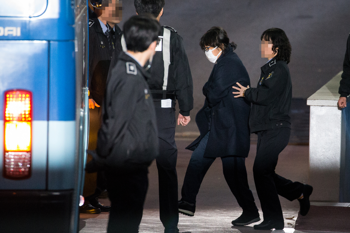 ▲박근혜 정부의 '비선실세'로 국정을 농단했다는 의혹을 받고 있는 최서원(개명 전 최순실) 씨가 2016년 11월 오후 서울 서초동 중앙지법에서 열린 구속 전 피의자심문(영장실질심사)을 마친 후 이동하고 있다. (뉴시스)