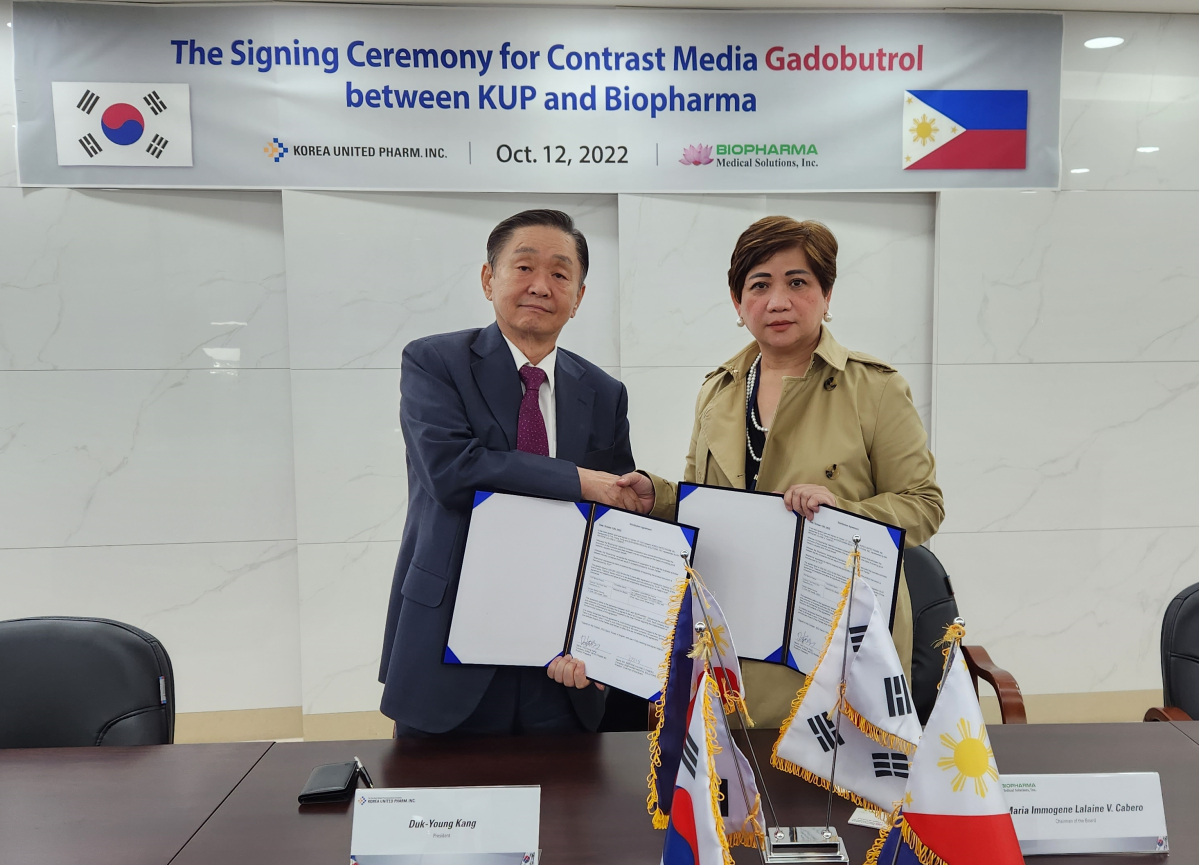 ▲강덕영 한국유나이티드제약 대표(왼쪽)가 지난 12일 필리핀 바이오파마 메디컬 솔루션과 수출 계약식에서 포즈를 취하고 있다. (사진제공=한국유나이티드제약)