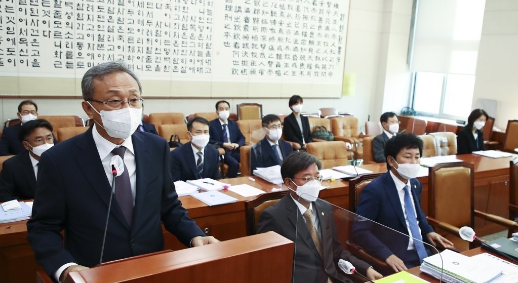 ▲유남석(왼쪽) 헌법재판소 소장이 17일 서울 여의도 국회에서 열린 법제사법위원회 국정감사에 참석해 인사말을 하고 있다. (연합뉴스)