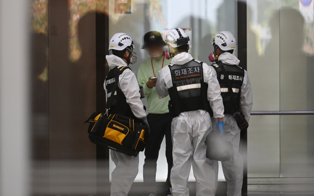 ▲16일 오전 경기도 성남시 분당구 삼평동 SK 주식회사 C&C 데이터센터 화재 현장에서 소방과 경찰 관계자들이 1차 감식을 위해 이동하고 있다.  (연합뉴스)