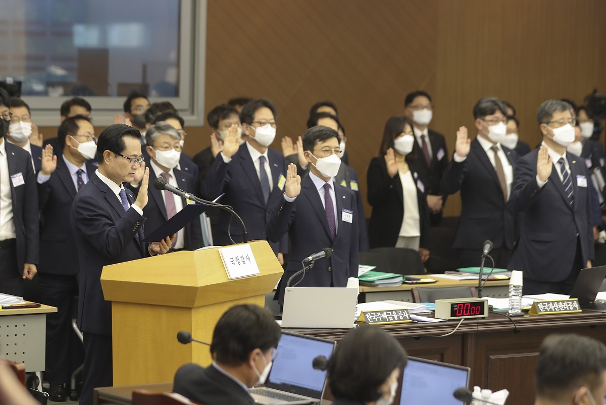 ▲17일 부산국제금융센터에서 열린 국회 정무위원회 국정감사에서 최원목 신용보증기금 이사장, 권남주 한국자산관리공사 사장, 최준우 한국주택금융공사 사장 등이 증인선서를 하고 있다. (연합뉴스)