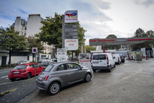 ▲프랑스 파리에 위치한 주유소에 차량들이 줄지어 서 있다.
 (AP연합뉴스)