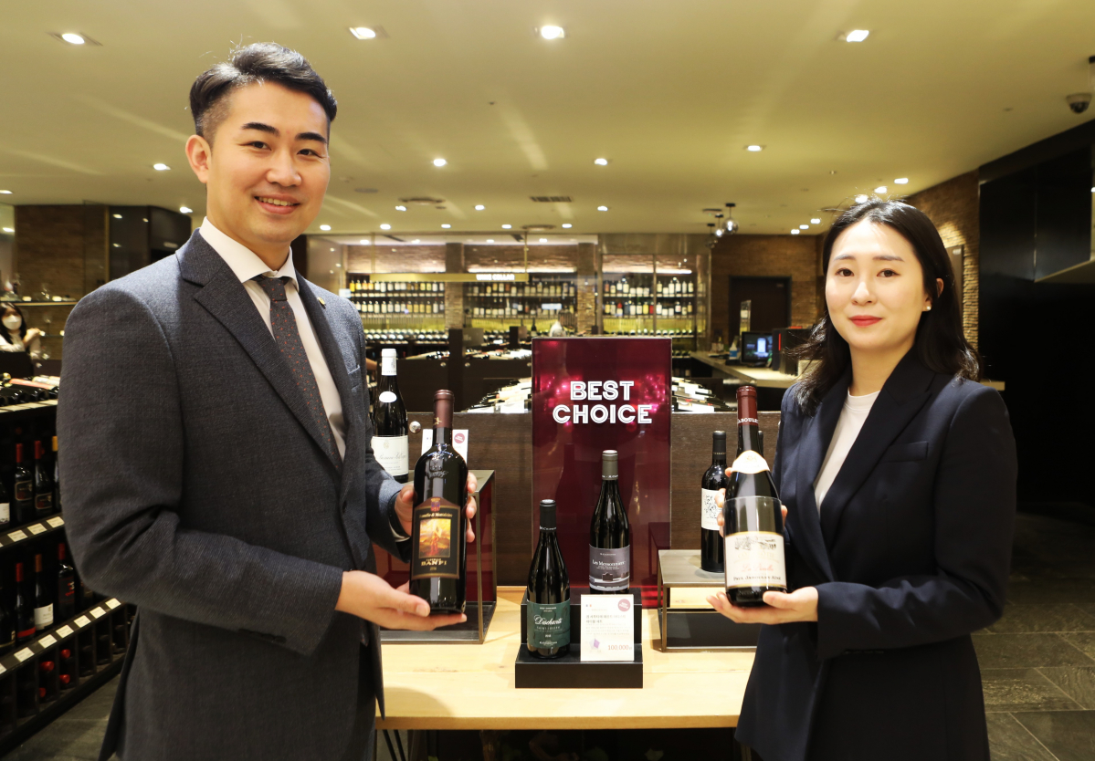 ▲본점 와인 매장에서 최준선 소믈리에와 한희수 소믈리에가 상품을 홍보하고 있다. (사진제공=롯데백화점)