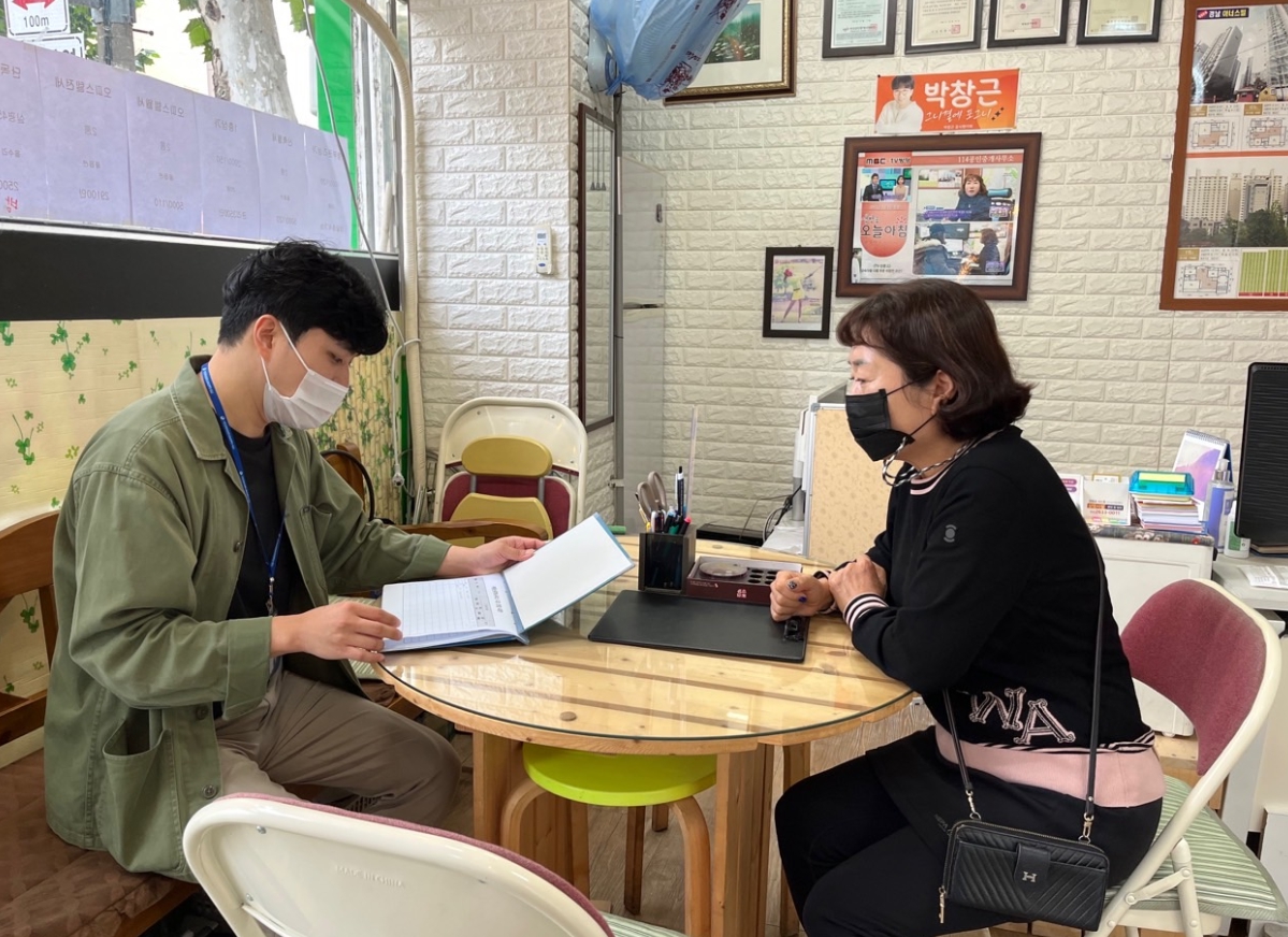 ▲영등포구 관계자가 부동산중개업 종사자 조사를 하고 있다. (사진제공=영등포구)