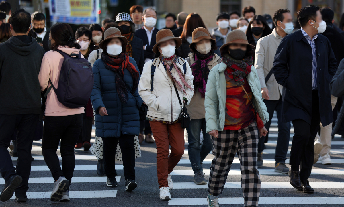 ▲서울 아침 최저 기온이 4도까지 내려간 18일 오전 서울 종로구 세종대로사거리 인근에서 시민들이 두터운 옷을 입고 이동하고 있다. (뉴시스)