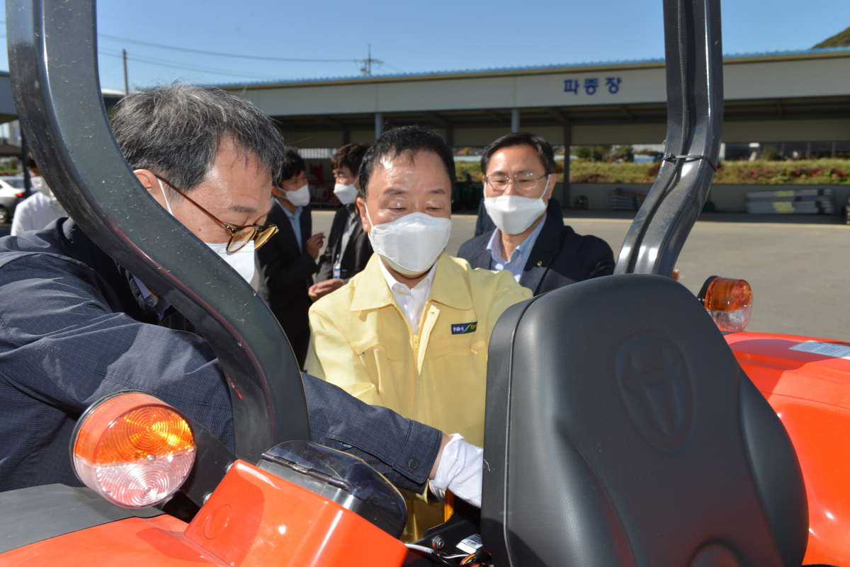 ▲NH농협손해보험은 지난 17일, 경기 안성시 양성면을 찾아 농기계 사고예방 캠페인을 전개했다고 18일 밝혔다. 최문섭 대표이사(사진 가운데)가 농기계 사고예방시스템을 설치하고 있다.
