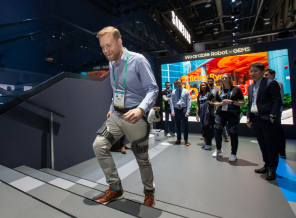 ▲2020년 열린 'CES 2020'에서 한 관람객이 삼성전자 웨어러블 보행 보조 로봇 'EX1'을 체험하고 있다.  (제공=삼성전자)