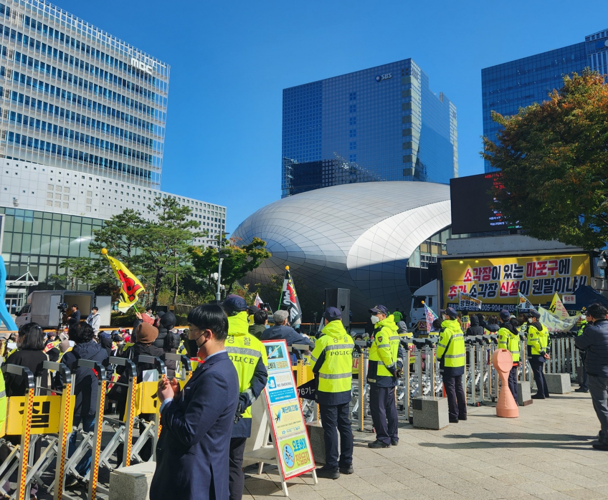 ▲18일 서울 마포구 상암동 누리꿈스퀘어 일대에서 마포 소각장 신설 백지화 투쟁본부의 시위가 열렸다. (김채빈 기자 chaebi@)