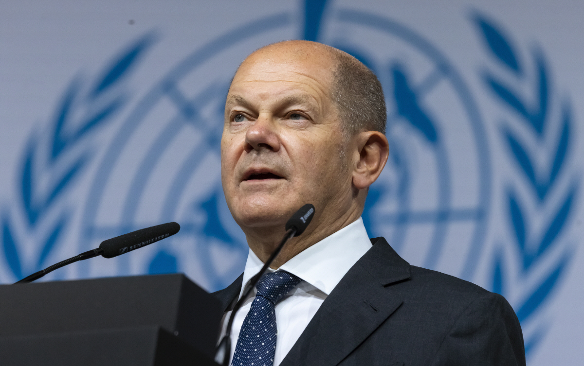 ▲올라프 숄츠 독일 총리가 16일(현지시간) 세계보건서밋(WHS)에서 연설하고 있다. 베를린(독일)/EPA연합뉴스
