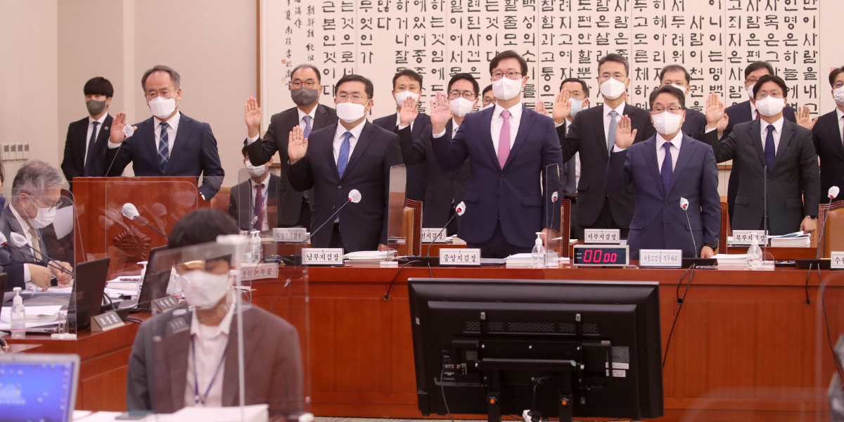 ▲이주형 수원고검 검사장 등 피감기관 관계자들이 18일 서울 여의도 국회 법제사법위원회에서 열린 서울고검 등에 대한 국정감사에서 증인선서를 하고 있다. (연합뉴스)