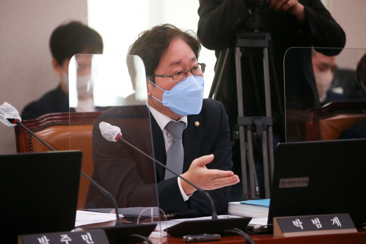 ▲더불어민주당 박범계 의원이 18일 서울 여의도 국회 법제사법위원회에서 열린 서울고검 등에 대한 국정감사에서 시대전환 조정훈 의원과 설전을 벌이고 있다. (연합뉴스)