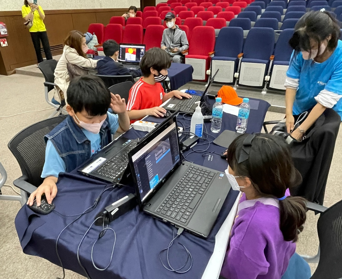 ▲4차 산업 미니박람회에 참석한 청소년들. (자료제공=관악구)