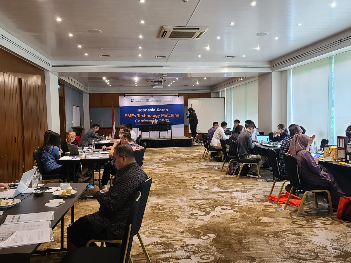 ▲한-인도네시아 기술교류 상담회에 참석한 국내기업과 인도네시아 현지기업이 함께 상담을 진행하고 있다 (이노비즈협회)