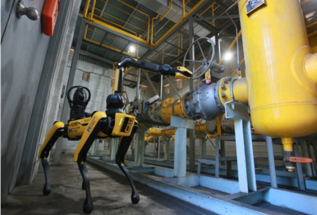▲현대제철은 AI 기술이 적용된 4족 보행로봇(SPOT)을 철강 생산 현장의 위험 작업에 투입함으로써 작업자의 안전을 한층 강화해 나가고 있다. 4족 보행로봇(SPOT)이 현장의 가스 밸브 개폐를 조작하고 있다.  (사진제공=현대제철)