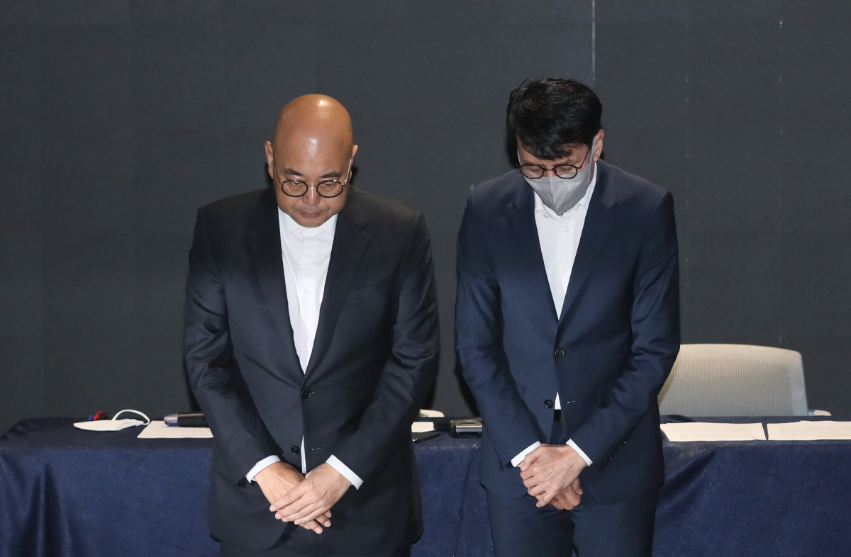 ▲ 남궁훈(왼쪽)·홍은택 카카오 각자대표가 19일 경기도 성남시 카카오판교아지트에서 열린 '데이터 센터 화재로 인한 장애 관련 대국민 기자회견'에서 고개 숙여 사과하고 있다. (뉴시스)