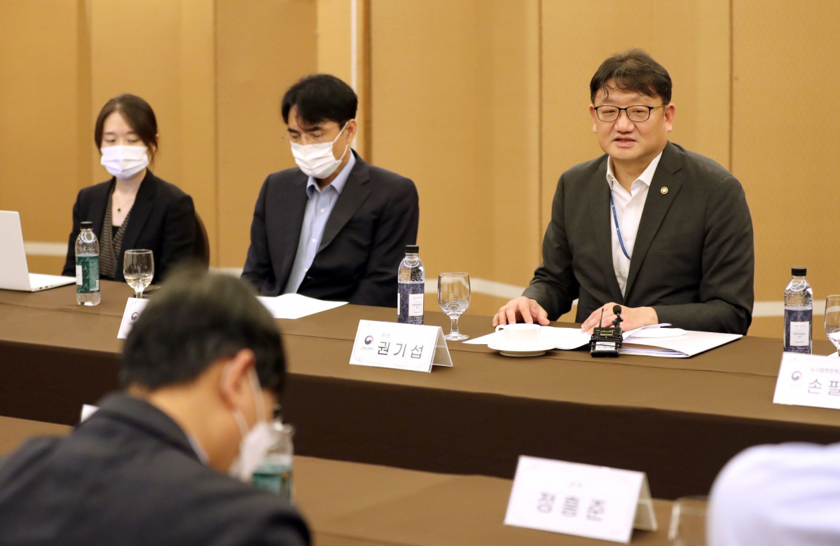 ▲권기섭 고용노동부 차관이 6일 오전 서울 중구 로얄호텔에서 열린 '조선업 이중구조 개선 전문가 간담회'에서 근로조건 및 고용구조 개선을 위한 방안에 대한 논의를 하고 있다 (뉴시스)