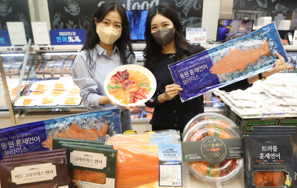 ▲서울시 중구에 위치한 롯데마트 서울역점에서 할로윈 연어 페스티벌의 대표 상품들을 홍보하고 있다. (사진제공=롯데쇼핑)