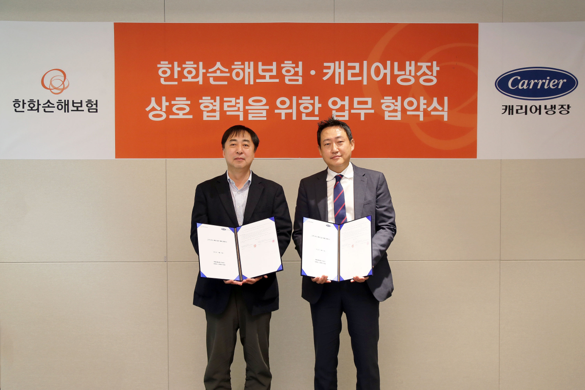 ▲한화손해보험 서익준 경영지원실장(상무, 왼쪽)과 캐리어냉장 박근덕 상무(오른쪽)가 제품 보증기간 연장 MOU 체결 후 기념 촬영을 하고 있다.