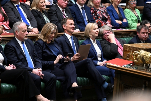 ▲리즈 트러스 영국 총리가 17일(현지시간) 의회에서 토론하고 있다. 런던/로이터연합뉴스
