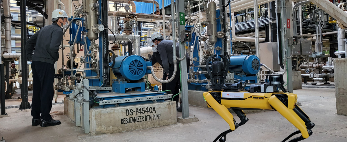 ▲지능형 4족보행 로봇 ‘스폿’이 울산 남구 SK 울산콤플렉스(CLX)에서 각 공정별 특징을 학습하고 있다. (사진 제공=SK이노베이션)