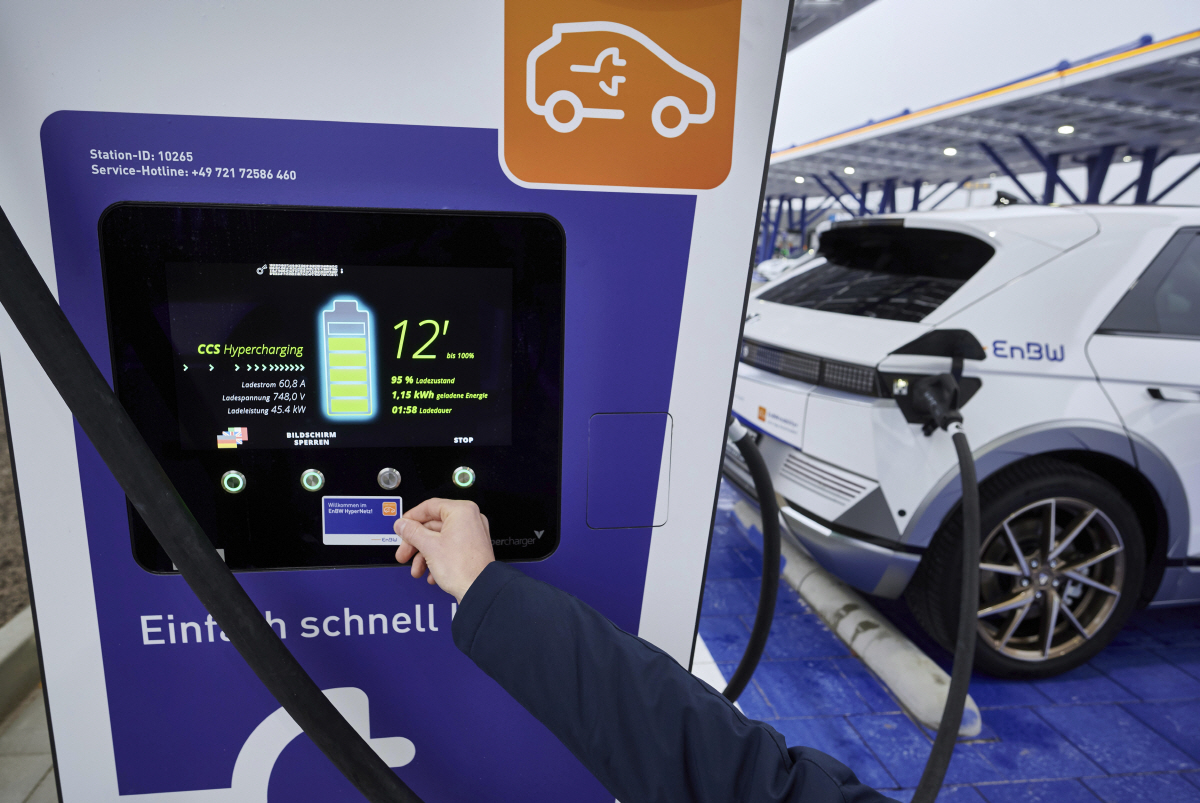 ▲독일 카멘의 한 전기차 충전소에서 지난해 12월 14일 운전자가 충전하고 있다. 카멘(독일)/AP뉴시스