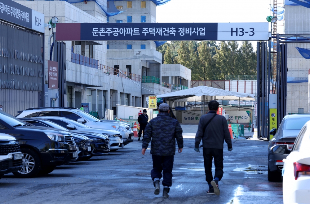 ▲지난 17일 서울 강동구 둔촌주공아파트 재건축 공사현장에서 관계자들이 분주히 오가고 있다. 이날 공사비 증액 갈등으로 공사가 중단됐던 둔촌주공아파트 재건축(올림픽파크포레온) 사업이 약 6개월 만에 재개됐다 (신태현 기자 holjjak@)