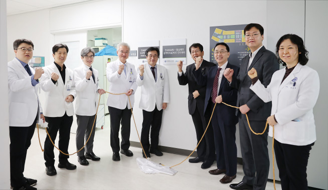 ▲연세의료원과 동성제약은 지난 19일 광역학치료(PDT) 연구센터 현판식을 열었다. (사진제공=동성제약)