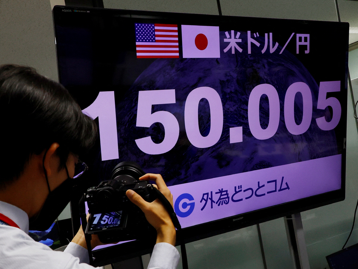 ▲20일 일본 도쿄의 한 외환 트레이딩업체 딜링룸 전광판에 달러·엔 환율이 150엔을 넘은 장면이 표시돼 있다. 도쿄(일본)/로이터연합뉴스
