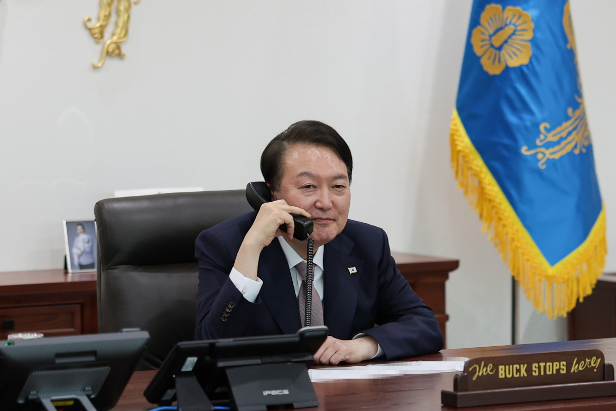 ▲윤석열 대통령이 20일 서울 용산 대통령실 청사에서 압델 파타 엘시시 이집트 대통령과  전화 통화를 통해 한-이집트 간 협력방안을 협의하고 있다.   (사진제공=대통령실)