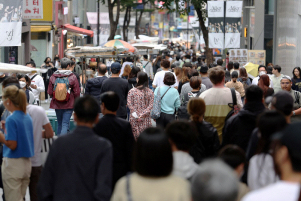 ▲실외 마스크 착용 의무 해제 이후 첫 주말인 지난달 2일 오후 서울 중구 명동거리가 시민들과 외국인 관광객들로 붐비고 있다.(뉴시스)
