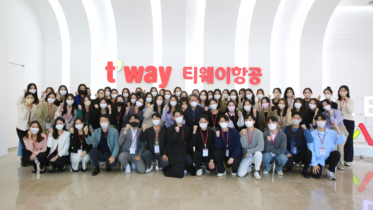 ▲정홍근 티웨이항공 대표와 신입 객실승무원들이 단체 촬영하고 있다. (사진제공=티웨이항공)