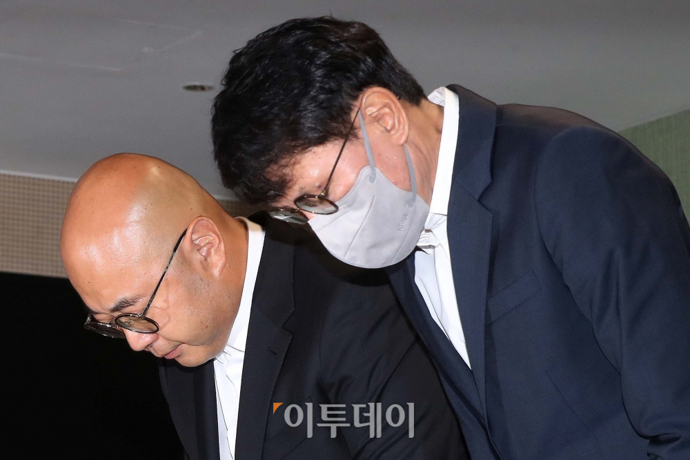 ▲남궁훈, 홍은택 카카오 각자대표가 19일 경기 성남시 카카오판교아지트에서 데이터 센터 화재로 인한 서비스 장애사태에 대해 대국민 사과를 하고 있다. 신태현 기자 holjjak@ (이투데이DB)