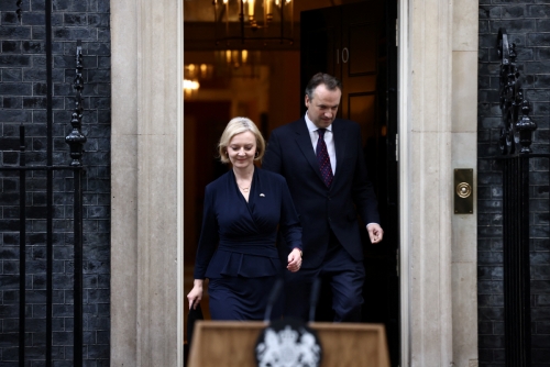 ▲리즈 트러스 영국 총리가 20일(현지시간) 사임을 발표하기 위해 남편과 함께 걸어나오고 있다. 런던/로이터연합뉴스 
