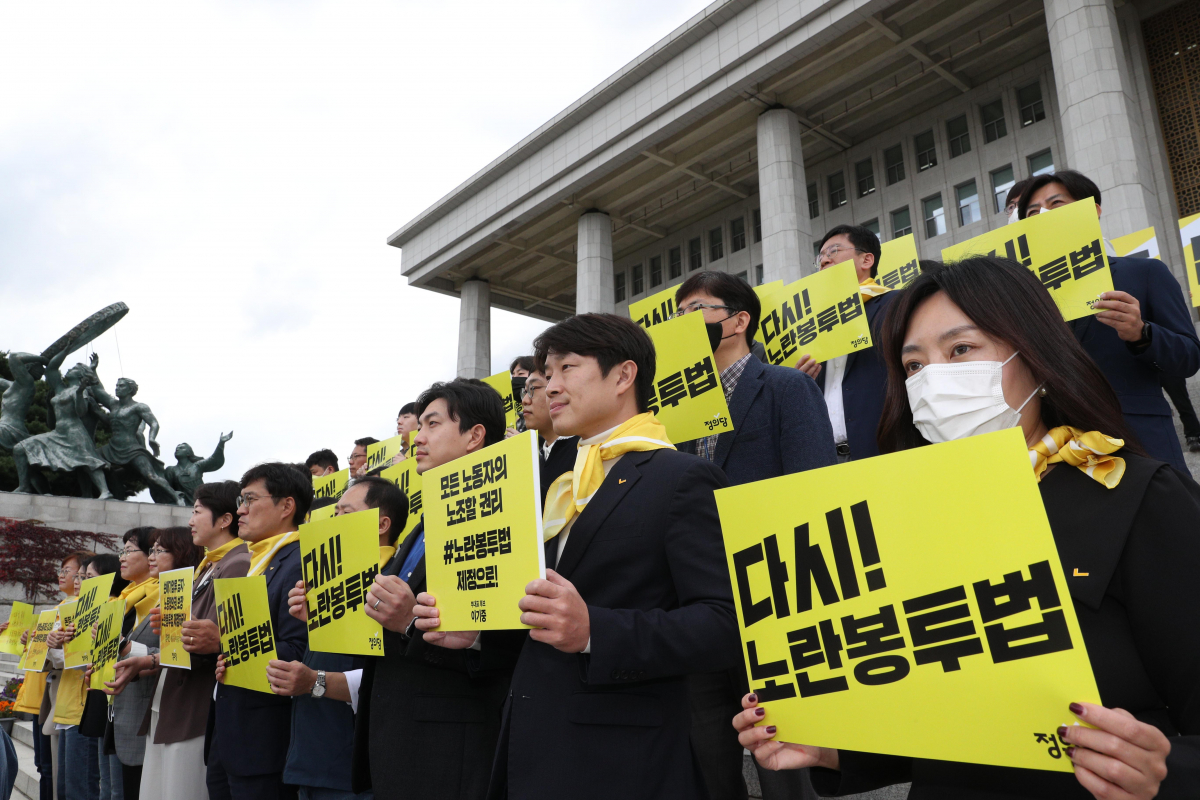 ▲이은주 정의당 비상대책위원장과 당직선거 출마자들이 6일 서울 여의도 국회 본관 앞 계단에서 열린 노란봉투법 연내 입법을 촉구하는 결의대회에서 손 피켓을 들고 있다. 노란봉투법은 파업 노동자에 대한 기업의 손해배상 청구를 제한하는 내용의 노동조합법 개정안이다. (공동취재사진)