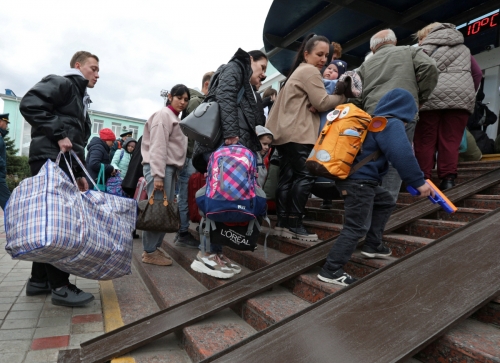 ▲우크라이나 헤르손주에서 대피한 사람들이 20일(현지시간) 크림반도에 도착했다. 로이터연합뉴스
