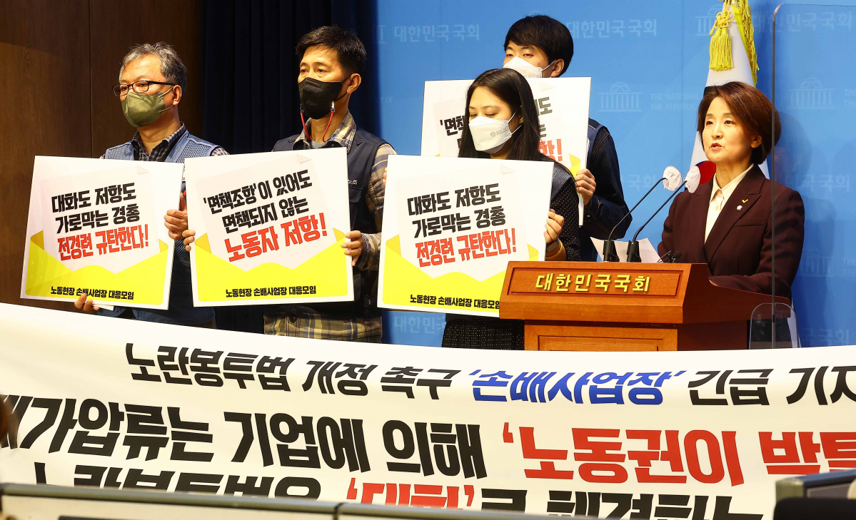 ▲정의당 비상대책위원장인 이은주 의원이 18일 서울 여의도 국회 소통관에서 기자회견을 열고 노란봉투법 입법을 촉구하는 노동현장 손배사업장 대응모임 입장을 발표하고 있다. (공동취재사진) 