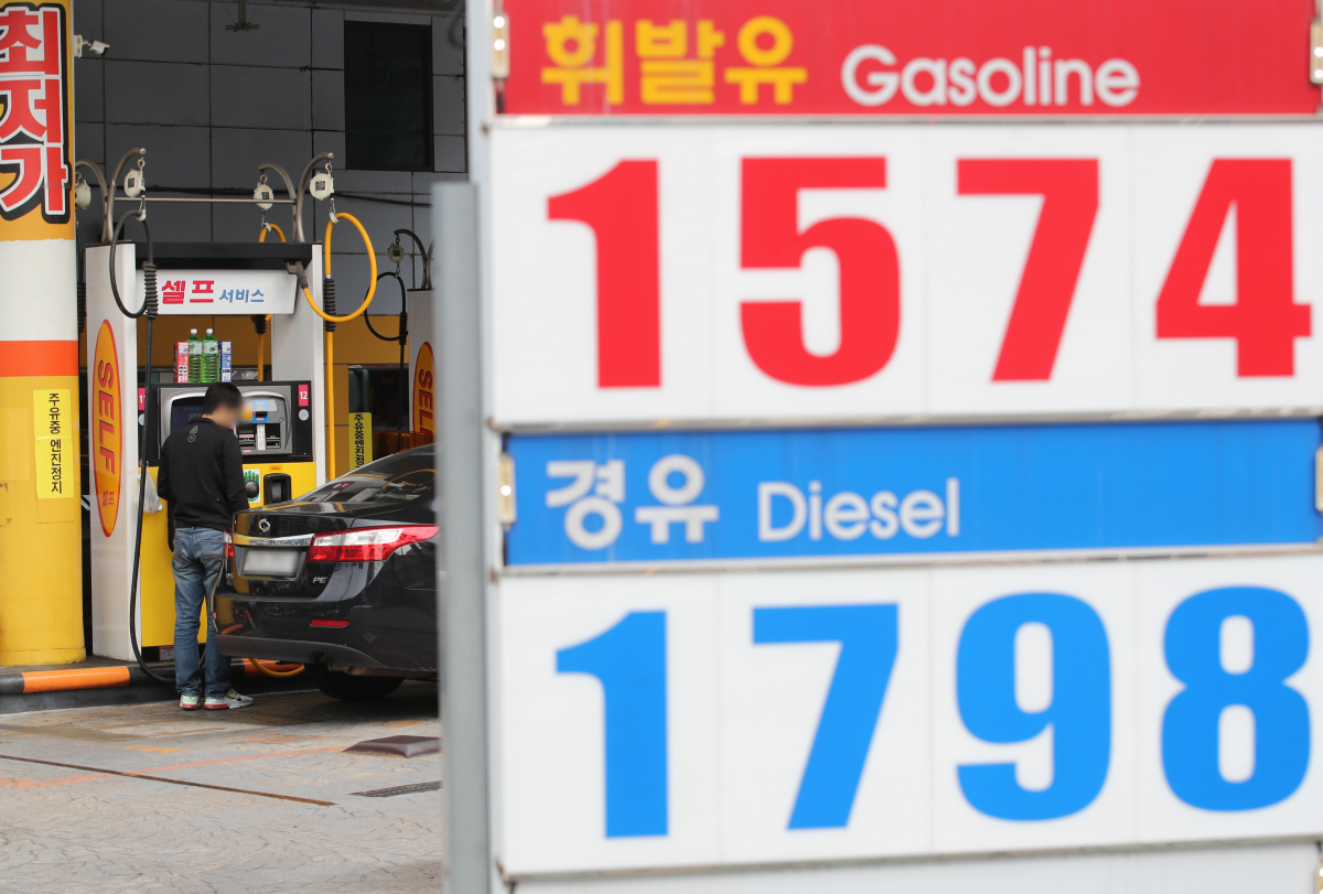 ▲16일 오전 서울 시내 한 주유소에 유가 정보가 표시되어 있다 (뉴시스)