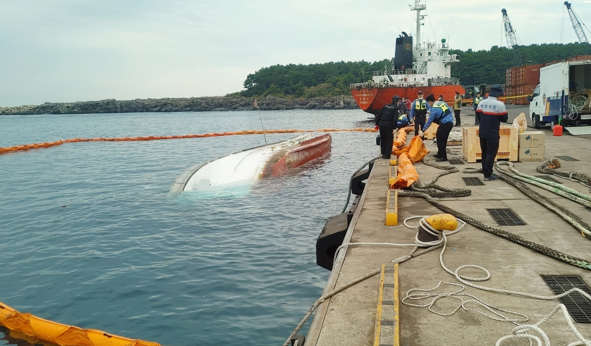 ▲서귀포 해경 등이 A호를 부두 위로 인양할 준비를 하고 있다. (연합뉴스)