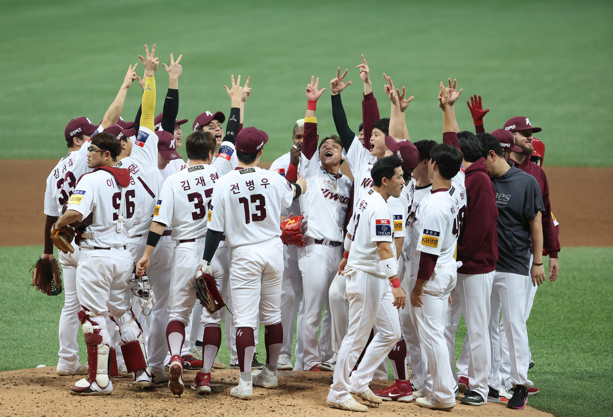 ▲22일 오후 서울 고척스카이돔에서 열린 2022 프로야구 KBO리그 준플레이오프 5차전 kt wiz와 키움 히어로즈의 경기에서 4대3으로 이긴 키움 선수들이 기뻐하고 있다. (연합뉴스)