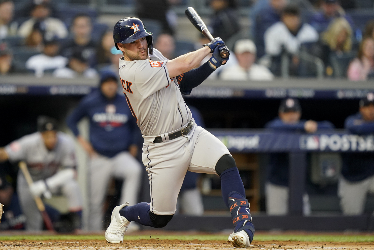 ▲휴스턴의 매코믹이 23일(한국시간) 뉴욕 양키스스타디움에서 열린 뉴욕 양키스와의 메이저리그 아메리칸 챔피언십시리즈 3차전 2회 결승홈런을 때리고 있다. AP=연합뉴스