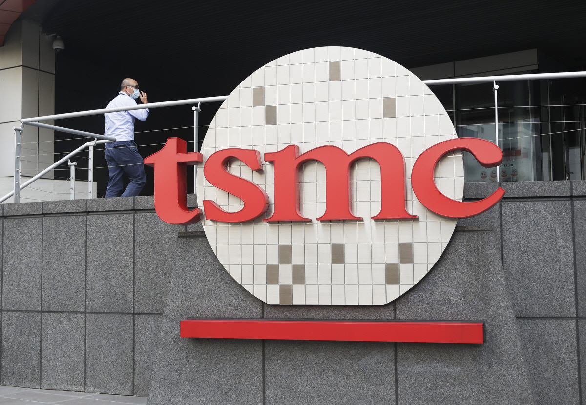 ▲대만 TSMC 본사 앞에서 지난해 10월 20일 로고가 보인다. 신주(대만)/AP뉴시스