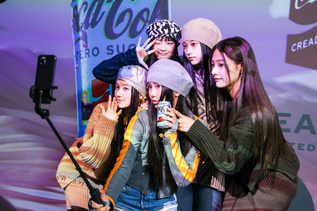 ▲코카-콜라 크리에디션 X 아르떼뮤지엄 ‘드림월드’ 팝업(이하 ‘드림월드’ 팝업) 정식 오픈을 하루 앞둔 21일 프리오프닝 데이 현장에 걸그룹 뉴진스가 참석해 ‘드림월드’ 팝업 오픈을 축하해 눈길을 끌었다.  (사진제공=코카-콜라)