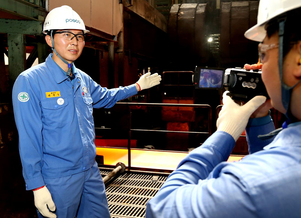▲포스코 권영국 명장이 사내 지식공유 동영상 플랫폼인 '포스 튜브'를 제작하고 있다. (사진제공=포스코)