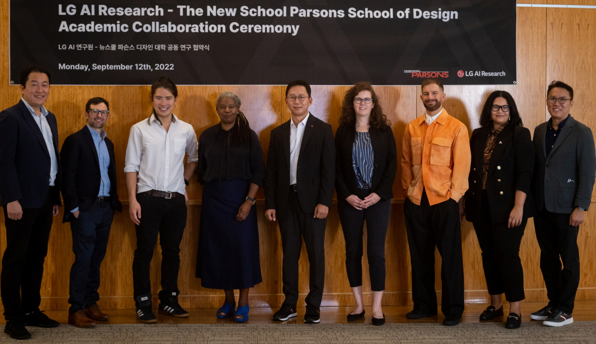 ▲미국 뉴욕 파슨스 캠퍼스에서 LG AI연구원과 파슨스 관계자들이 공동 연구 파트너십 체결 후 기념 사진을 찍고 있다. (사진제공=LG)