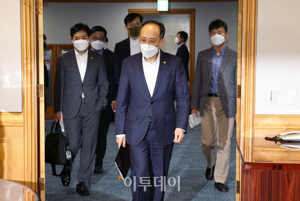 ▲추경호 부총리 겸 기획재정부 장관 등 경제수장들이 23일 서울 중구 은행회관에서 열린 비상거시경제금융회의에 참석하고 있다. 왼쪽부터 김주현 금융감독원장, 최상목 대통령실 경제수석, 이창용 한국은행 총재, 추 부총리, 이복현 금융감독원장. 신태현 기자 holjjak@ (이투데이DB)