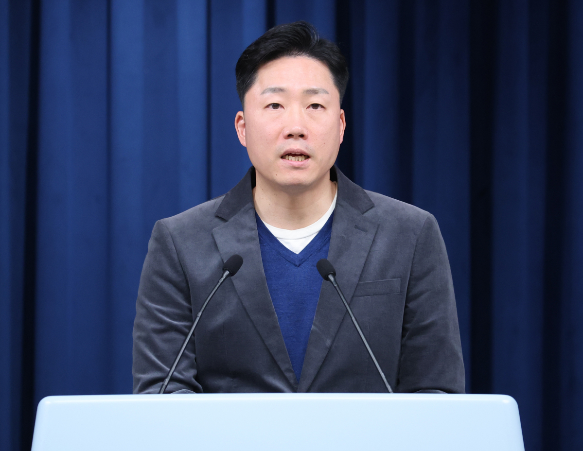 ▲이재명 대통령실 부대변인이 23일 서울 용산 대통령실 청사에서 대한민국 자유·평화·번영을 상징하는 새로운 용산 대통령실 상징체계(CI) 디자인을 브리핑하고 있다. (연합뉴스)