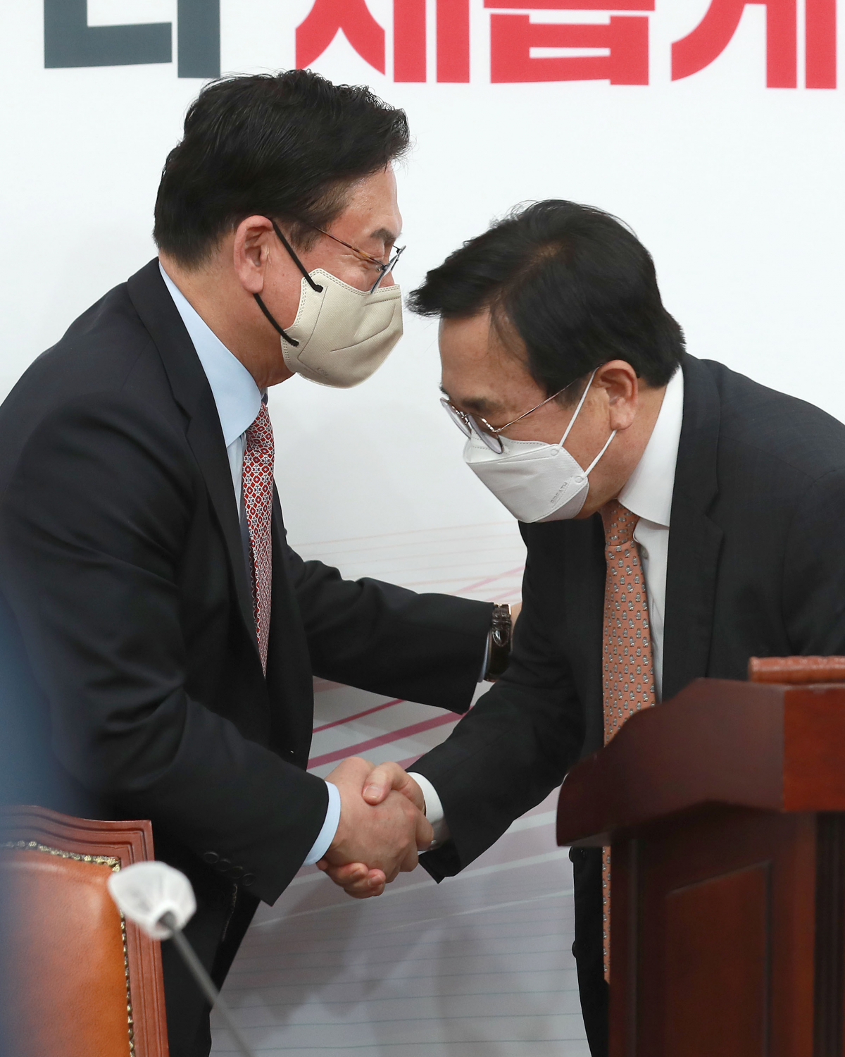 ▲[서울=뉴시스] 최진석 기자 = 국민의힘 서병수(오른쪽) 신임 전국위원회 의장이 22일 오후 서울 여의도 국회에서 열린 전국위원회에서 정우택 전 의장과 악수를 나누고 있다. (공동취재사진) 2022.04.22 photo@newsis.com