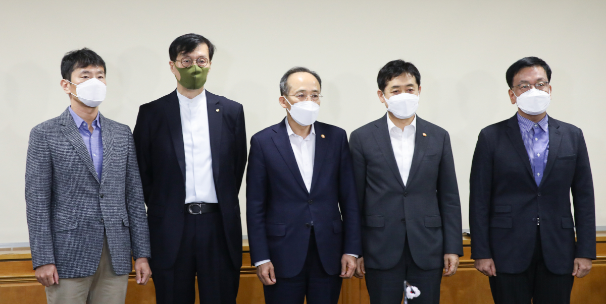 ▲레고랜드 디폴트 사태가 불러온 채권 및 단기금융시장 불안에 한달만에 경제·금융담당 수장들이 머리를 맞댔다. 23일 낮 서울 중구 명동 은행회관에서 열리는 비상 거시경제금융회의에 앞서 추경호(가운데) 경제부총리 겸 기획재정부 장관을 비롯해 이창용 한국은행 총재, 김주현 금융위원장, 이복현 금감원장, 최상목 경제수석이 기념촬영하고 있다. 사진 왼쪽부터 이복현 금감원장, 이창용 한은 총재, 추경호 경제부총리, 김주현 금융위원장, 최상목 경제수석 (한국은행)